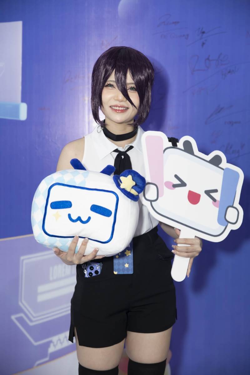 Miu hoa trang thanh nhan vat Makima trong anime Chainsawman MMOSITE.vn