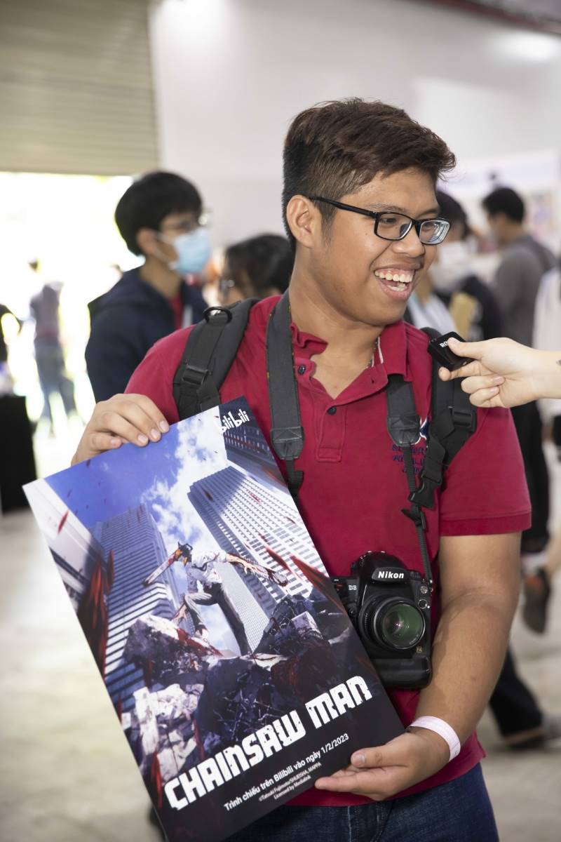 Mot ban tre vui mung nhan qua poster Chainsawman tu Bilibili MMOSITE.vn