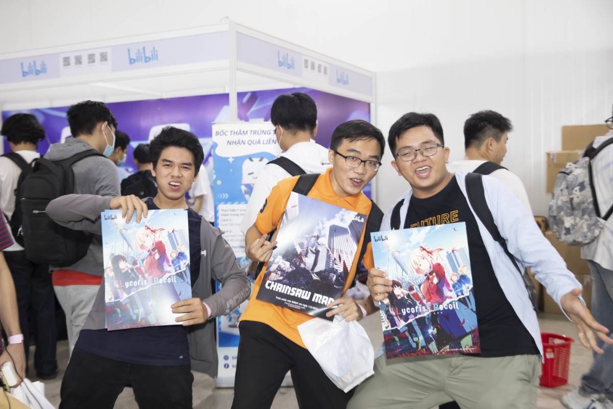 Cac ban tre phan khich voi qua poster tu Bilibili MMOSITE.vn